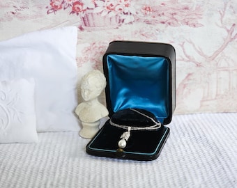 Antique Victorian leather jewelry box for a bracelet, a pendant, or a locket
