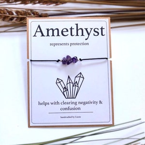 Einstellbare Amethyst Heilung Stein Perlen String Armband mit Informationskarte - erhältlich in Sterling Silber & 14K vergoldet - HSC