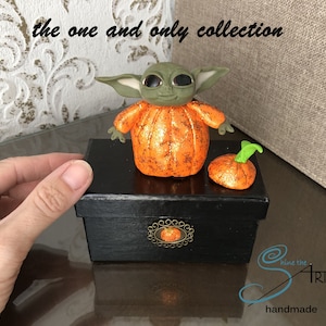 BABY YODA pompoenjurk voor HALLOWEEN handgemaakt in polymeerklei zonder mallen op kartonnen doos