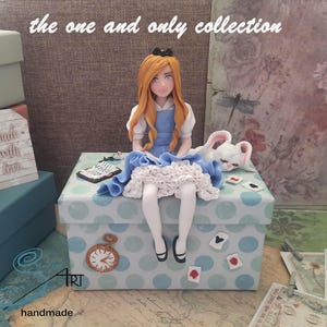 ALICE in Wonderland HANDGEMAAKT op kartonnen doos