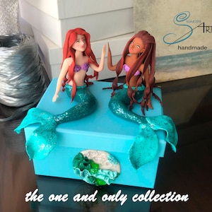 De twee kleine zeemeerminnen ARIEL handgemaakt op een kartonnen doos