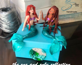 Die beiden kleinen Meerjungfrauen ARIEL handgefertigt auf einem Karton