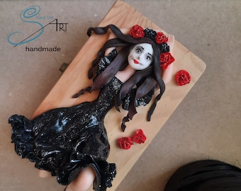 CATRINA feita à mão em argila de polímero sem moldes em caixa de madeira