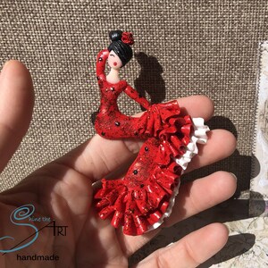 FLAMENCA OLÉ Handmade brooch in modeling clay with varnish and glitter