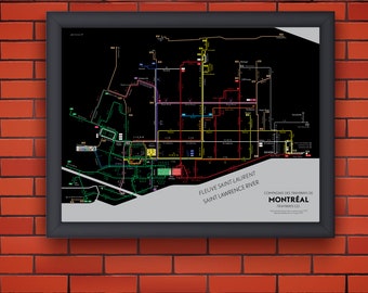 Puede incluir: Un mapa en blanco y negro del sistema de tranvías de Montreal, que muestra las rutas y líneas de la red de tranvías. El mapa está enmarcado en negro y está colgado en una pared de ladrillo rojo. El texto en el mapa dice "Compagnie des Tramways de Montreal Tramways Co."