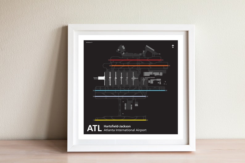 K&ouml;nnte beinhalten: Eine Schwarzwei&szlig;illustration des Layouts des Hartsfield-Jackson Atlanta International Airport (ATL). Die Illustration zeigt die Terminals, Start- und Landebahnen sowie Rollwege. Der Text "ATL Hartsfield-Jackson Atlanta International Airport" befindet sich am unteren Rand der Illustration.