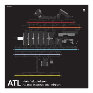 K&ouml;nnte beinhalten: Ein Schwarzwei&szlig;diagramm des Hartsfield-Jackson Atlanta International Airport (ATL) mit der Anordnung des Flughafens, den Start- und Landebahnen und den Terminals, die beschriftet sind. Der Name und der Standort des Flughafens sind ebenfalls im Diagramm enthalten.