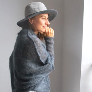 Pull en soie mohair gris cendré, pull en soie mohair, pull gris, pull de mariée doux, pull en tricot, poncho en mohair gris, poncho en mohair image 1