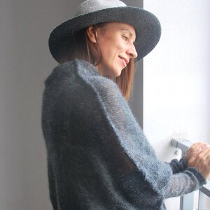 Pull en soie mohair gris cendré, pull en soie mohair, pull gris, pull de mariée doux, pull en tricot, poncho en mohair gris, poncho en mohair image 7