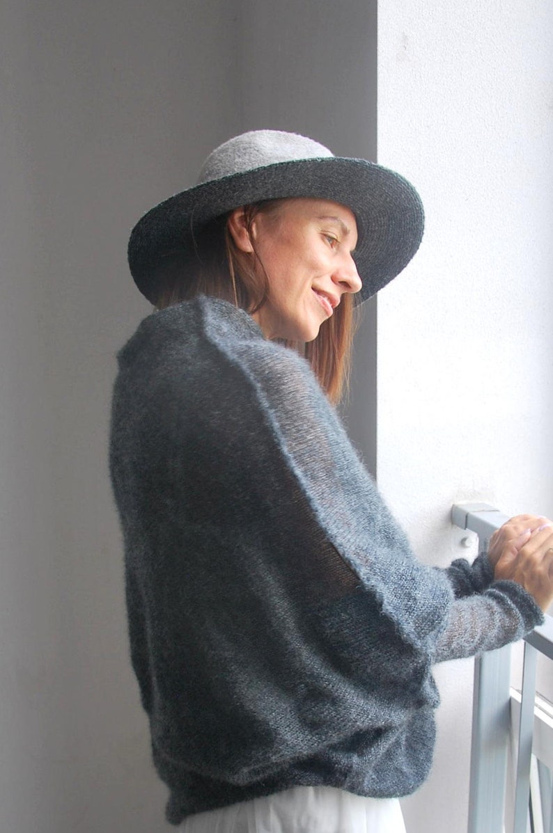 Pull en soie mohair gris cendré, pull en soie mohair, pull gris, pull de mariée doux, pull en tricot, poncho en mohair gris, poncho en mohair image 7