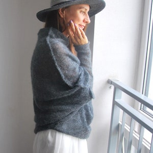 Pull en soie mohair gris cendré, pull en soie mohair, pull gris, pull de mariée doux, pull en tricot, poncho en mohair gris, poncho en mohair image 3