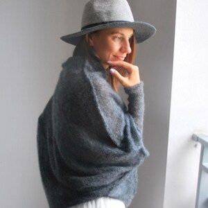 Pull en soie mohair gris cendré, pull en soie mohair, pull gris, pull de mariée doux, pull en tricot, poncho en mohair gris, poncho en mohair image 2