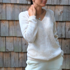 Weißer Alpaka Seidenpullover, Hochzeit weiße Seiden Alpaka Jacke, V Form Seidenpullover, weicher Alpaka Seide Shrug, weißer Alpaka Pullover Bild 1