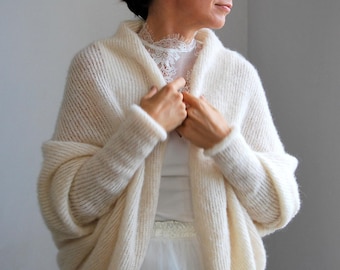 Cardigan en soie d’alpaga brossé ivoire, pull en mohair doux ivoire, veste en soie d’alpaga de mariage ivoire, pull en alpaga de mariée blanc, haussements d’épaules en alpaga