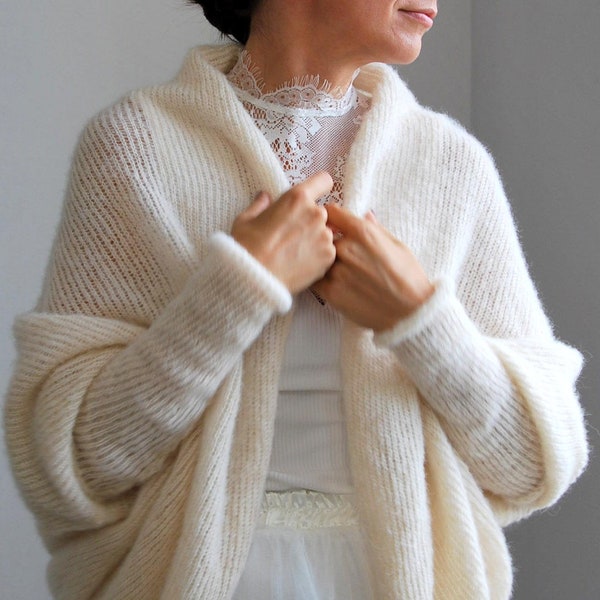 Cardigan en soie d’alpaga brossé ivoire, pull en mohair doux ivoire, veste en soie d’alpaga de mariage ivoire, pull en alpaga de mariée blanc, haussements d’épaules en alpaga