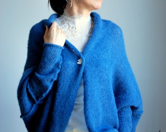 Cardigan en soie d’alpaga bleu Stell, veste de mariée bleue faite à la main, cardigan bleu tricoté, pull d’alpaga doux de mariée, cape d’alpaga en soie bleue gouttes