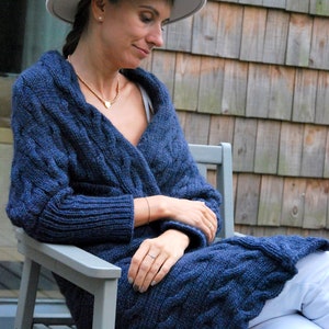 Marineblauwe handgebreide oversized damestrui dikke slouchy alpaca lang kabelgebreid vest, handgebreide oversized vrouw dikke slouchy trui