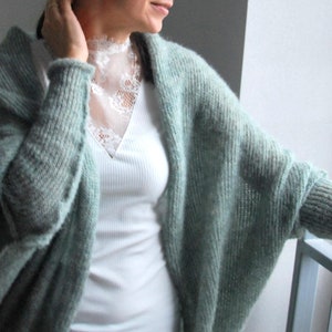 Cardigan vert sauge en soie d'alpaga, veste de mariage en soie d'alpaga douce vert, pull de mariée en alpaga pour femmes, châle cocon en alpaga vert, haussement d'épaules en alpaga image 3