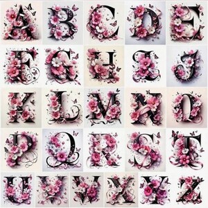 Pode incluir: Coleção de letras do alfabeto decoradas com flores rosa e brancas e borboletas. As letras pretas destacam-se num fundo branco, criando um design decorativo e artístico, ideal para vários projetos criativos.