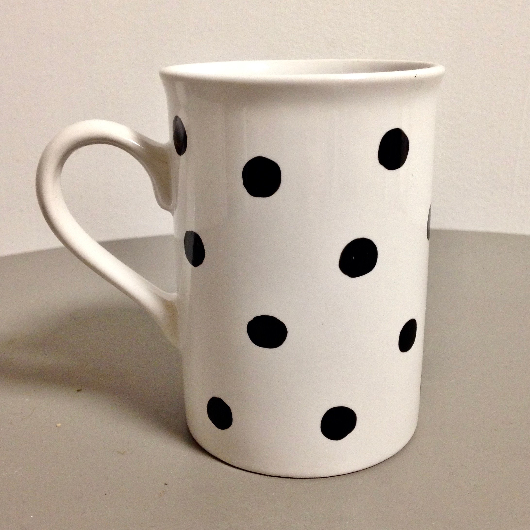 Tasse en Porcelaine Blanche à Gros Pois Noir Peinte La Main