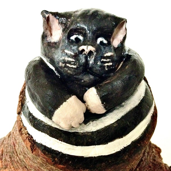 Petite sculpture en bois d'arbre naturel du chat Gros bidon
