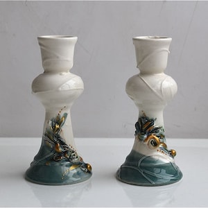 Vintage set med 2 keramiska grönguld reliefljusstakar Studio Art Pottery Barock ljusstake ljushållare Kandelaber MCM Rustik belysning