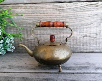 Tetera de latón vintage, tetera pequeña de metal, tetera con asa de madera, tetera con patas, utensilios de cocina, cerámica de cocina rústica, decoración de granja MCM