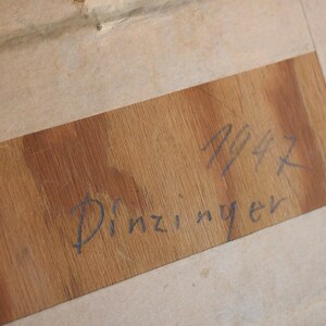 K&ouml;nnte beinhalten: Nahaufnahme einer Holzoberfl&auml;che mit handschriftlichem Text. Der Text lautet "Dinzinyer" und "1947".