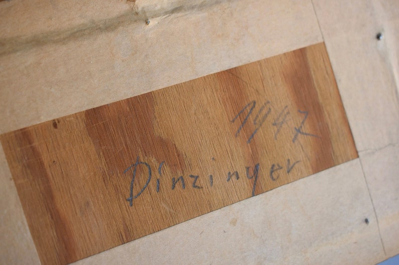 K&ouml;nnte beinhalten: Nahaufnahme einer Holzoberfl&auml;che mit handschriftlichem Text. Der Text lautet "Dinzinyer" und "1947".