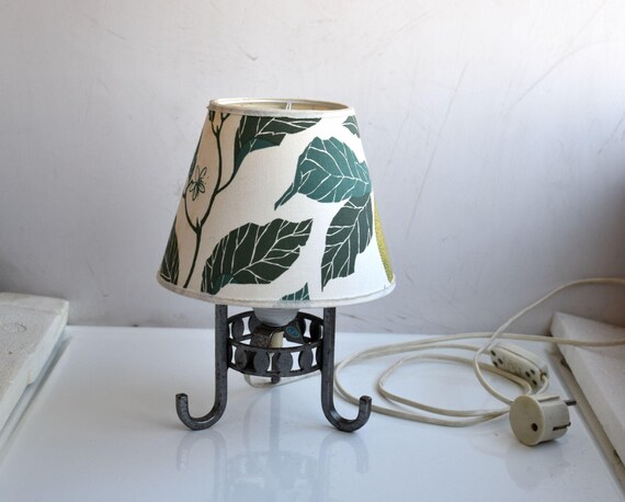 Vintage Lamp Wrought Iron Metal Nightstand Leaf Pattern Shade Bedside Lights Table Mid Century Modern Desk Lamp Stand Night Lighting Decor