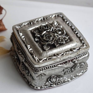 Joyería Vintage Baratija Ring Box Silver Tone Resina Barroca Victoriano Relieve Floral Grabado Decoración Europea Joyería Almacenamiento Plato Tapado