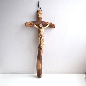 Vintage 13&quot; Wood Crucifix Wall Hanging Resin Figurine Primitive \Old Cross Jesus Christ INRI Catholic Spiritual Art Deco Religious Decor