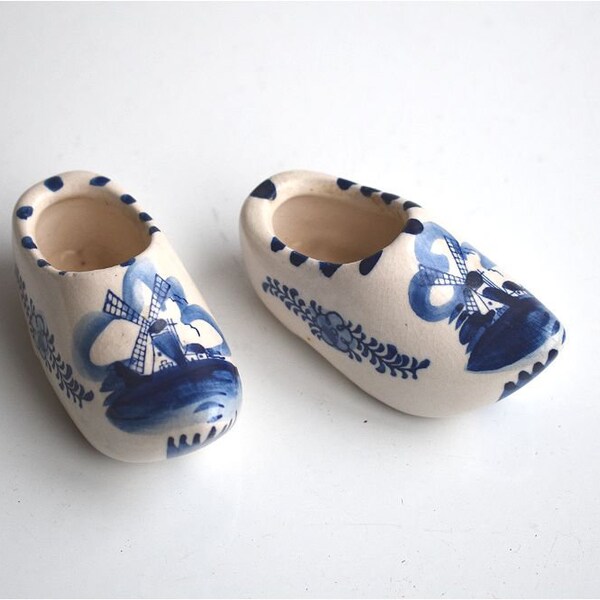 Juego Vintage de 2 zapatos de Delft, figurita de porcelana blanca y azul, zueco holandés holandés, molino de viento, cerámica pintada, recuerdo de arte europeo, Países Bajos