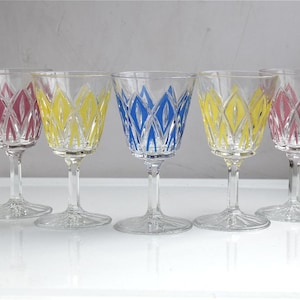 Vintage VMC Reis francés arlequín vino licor gafas conjunto de 5 azul rojo amarillo esculpido vidrio cortado mediados de siglo 1960 Francia cerámica