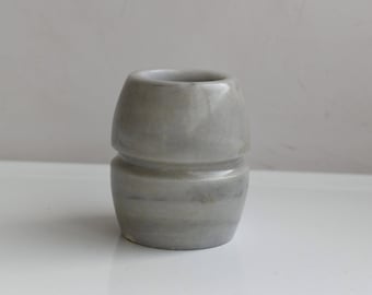 Piedra de mármol vintage Pequeño jarrón Retro Blanco Gema natural mediados de siglo Alemania Occidental Mesa de arte europea Decoración del hogar Antiguo soporte de flores Regalo familiar