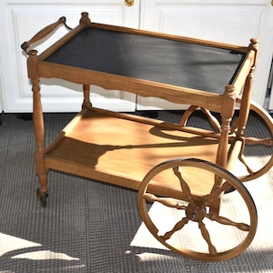 Vintage houten bar keuken drankjes cocktail entertainment serveerwagen trolley wielen bijzettafel fineer houten lade retro barware decor