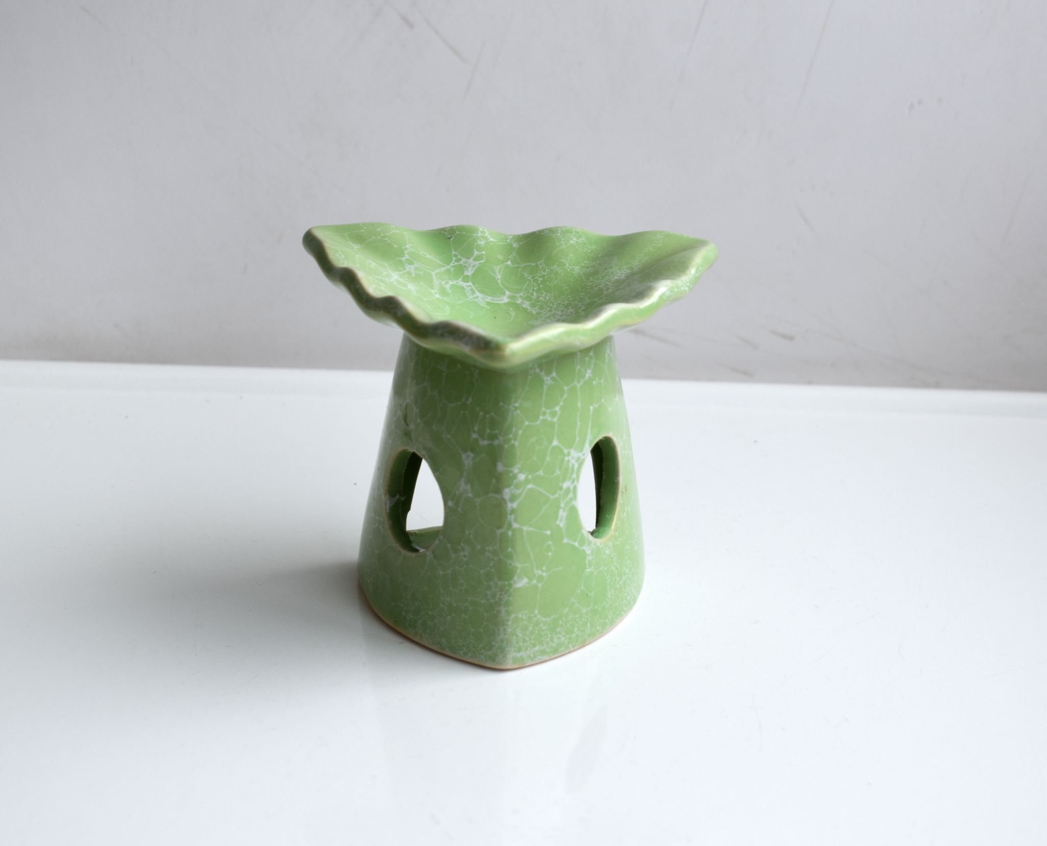 Essential Oil Diffuser Light Green Painted Ceramic Oil Burner Hot Porcelain Room Fragrance Feng Shui Aromatherapy Aroma Candle Warmer