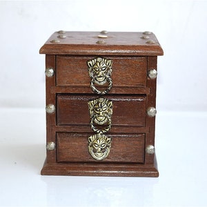 Commode au trésor en bois vintage, raccords en laiton, commode, armoire, boîte à bijoux, rangement, boîte à bibelots MCM, meubles de maison de poupée rustiques