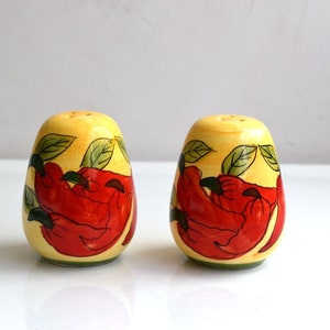 Juego Vintage de 2 saleros y pimenteros de cerámica, amarillo, rojo, vegetal, MCM, rústico, de mediados de siglo, decoración moderna para el hogar, mesa de cerámica europea