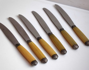 Juego vintage de 6 cuchillos de cena inoxidonables Acier Alivio de celuloide Mangos amarillos verdes ornamentados Cubiertos de cocina MCM Mesa de cuchillo para servir