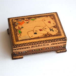 Scatola per carte da gioco in legno vintage con incisione pirografia Scatola in legno Regalo bulgaro per giocatori di carte MCM European