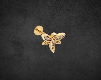 Può includere: Gioiello per il corpo a forma di libellula dorata con pietre preziose trasparenti. La libellula è un simbolo popolare di trasformazione e cambiamento.