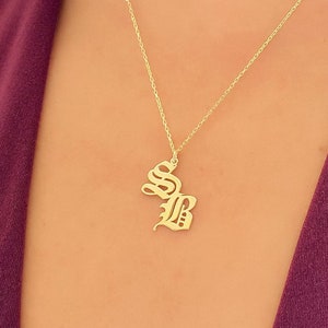 Collar gótico con inicial en plata de ley: colgante con letra inglesa antigua