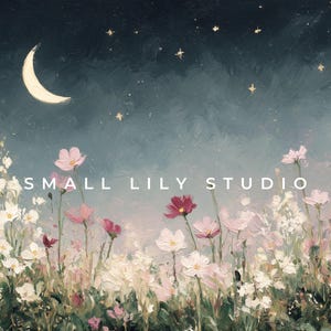 Puede incluir: Una pintura impresionista de una escena nocturna con una luna creciente y estrellas sobre un campo de flores silvestres. Las flores son en tonos de rosa, blanco y rojo. El texto "SMALL LILY STUDIO" est&aacute; en el centro.