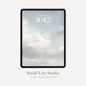 Może przedstawiać: Czarny tablet wyświetla tapetę z zachmurzonym niebem z godziną 9:42 i datą niedziela, 17 października. Tekst "Small Lily Studio" i "IPAD WALLPAPER" znajdują się na dole ekranu.
