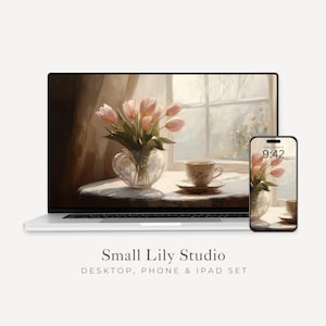 Op de afbeelding: Een digitale kunstset met een laptop en smartphone met een stilleven. De schildering toont een vaas met roze tulpen, een theekopje en een raamscène. De tekst "Small Lily Studio" staat onder de apparaten.