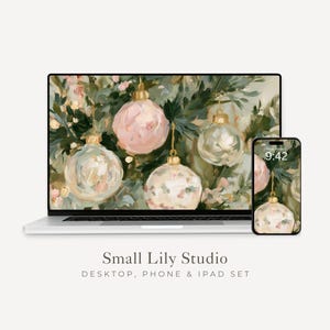 Peut inclure: Un ordinateur portable argenté et un smartphone affichant un fond d'écran numérique de boules de Noël peintes dans des tons rose, blanc et vert. Le texte Small Lily Studio Desktop, Phone & iPad Set est imprimé sous les appareils en gris.