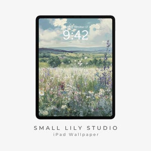 Puede incluir: Un iPad negro que muestra una pintura de paisaje de un campo de flores silvestres bajo un cielo nublado. La pantalla muestra la fecha y la hora. El texto "SMALL LILY STUDIO iPad Wallpaper" está en la parte inferior.
