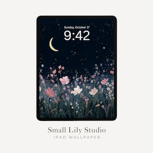 Op de afbeelding: Een digitale iPad-achtergrond met een nachtscène met een halve maan, sterren en een veld met roze en witte bloemen. De tijd is 9:42 uur op zondag 17 oktober. De tekst "Small Lily Studio" en "iPad Wallpaper" worden weergegeven.