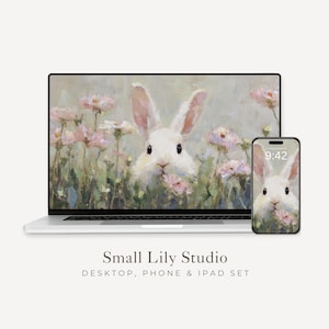 Puede incluir: Un portátil y un smartphone muestran una pintura digital de un conejo blanco entre flores rosas. La obra de arte tiene un estilo suave y pictórico. El texto "Small Lily Studio" y "Desktop, Phone & iPad Set" se muestra.